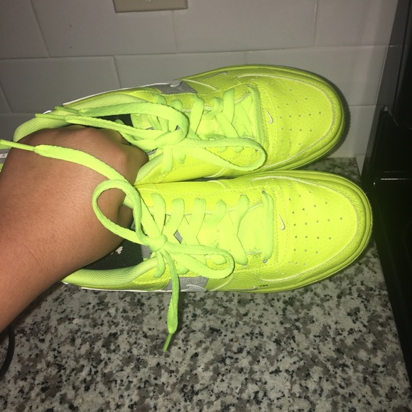 NIKE'S AIR FORCE 1 UTILITY ARRIVES IN A STRIKING "VOLT" - Picture 5 of 14